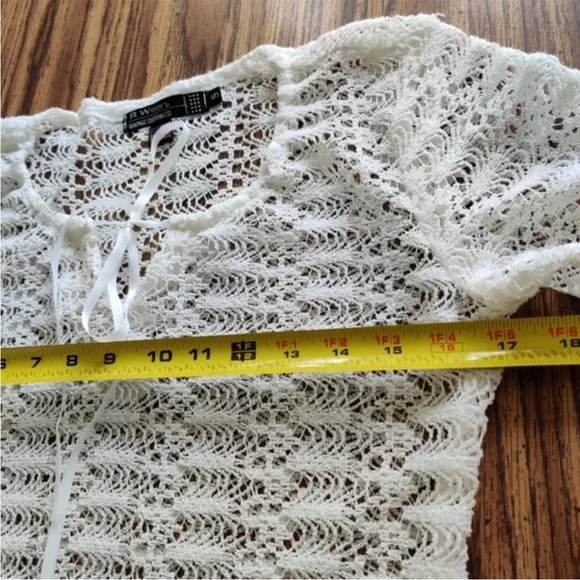 Rampage Crocheted Lace Keyhole Tie Bell Sleeve Blouse EUC sz S - Picture 10 of 14